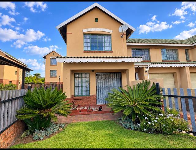 3 BEDROOM TOWNHOUSE FOR SALE IN REYNO RIDGE